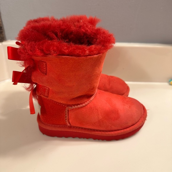 Red girls Bailey bow Uggs size 10 - Picture 3 of 6